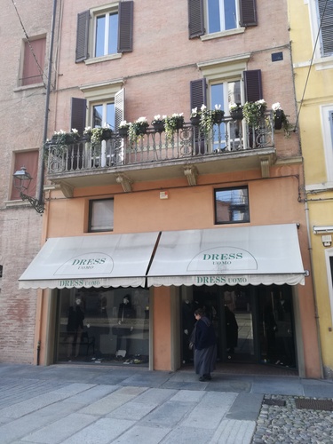 UN BALCONE FIORITO IN CENTRO STORICO