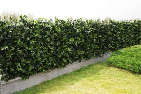 Artificial 3D laurel hedge h 153 cm mounted on an existing fence passionecreativa