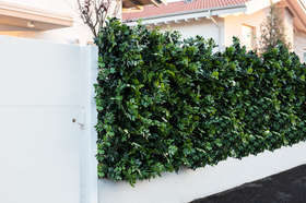 Artificial 3D jasmine hedge h 153 cm mounted on an existing fence passionecreativa