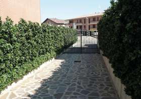 Artificial 3D Osmanthus hedge h 120 cm mounted on an existing fence passionecreativa