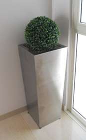 Steel vase with boxwood ball passionecreativa